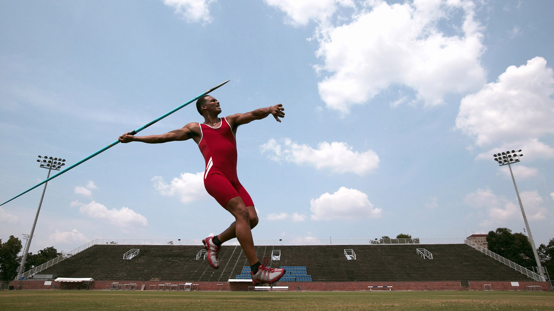 乐鱼体育网址入口-足球训练加入防摔保护技能教学内容，足球运动防护
