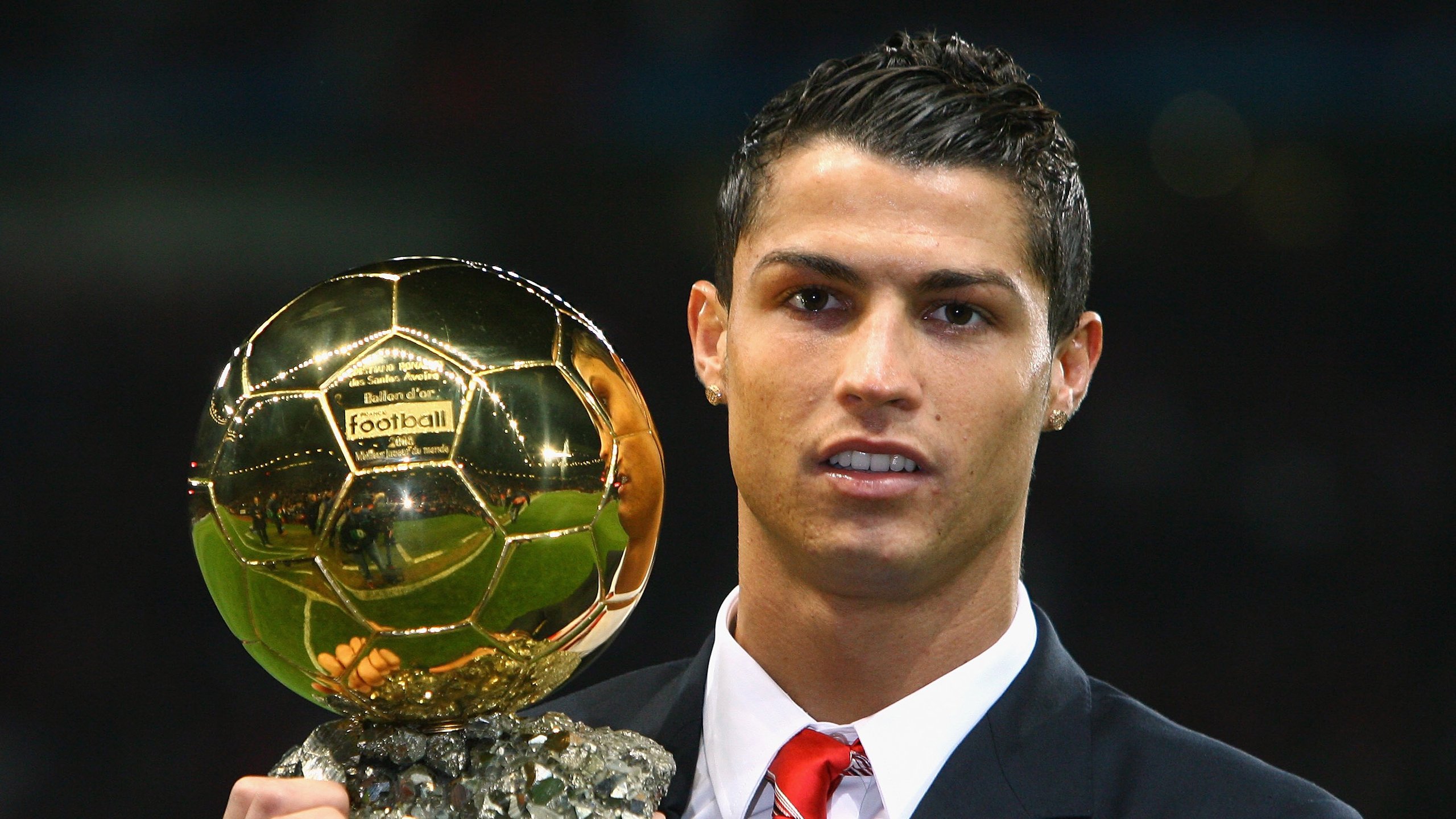 “尼古拉斯·桑特基的技巧与创造力,帮助美洲狮队走向橄榄球巅峰”